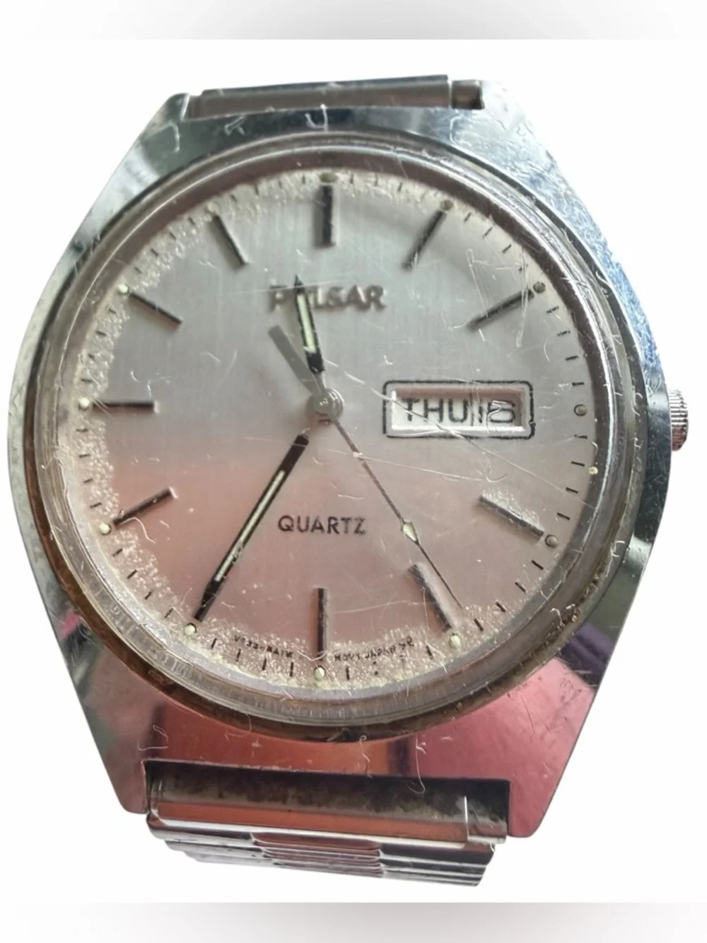Vintage Pulsar Quartz Watch Day Date Silver Tone Stretch Band Needs Battery